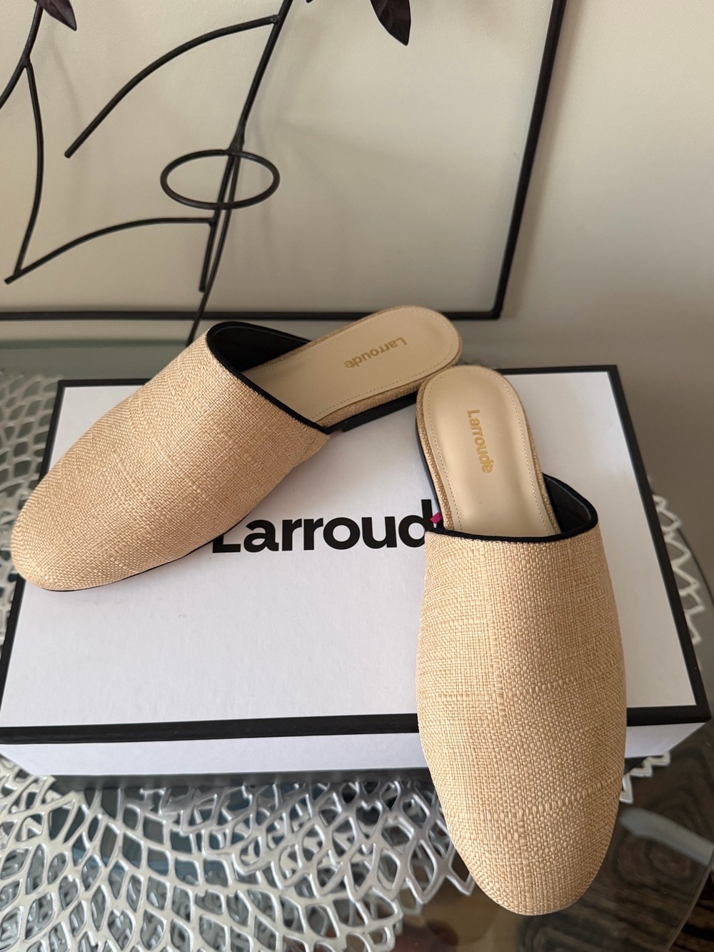 Larroude Venice Flat Mule In Beige Raffia and Leather w Black Trim Size 7.5 NIB - Picture 10 of 16